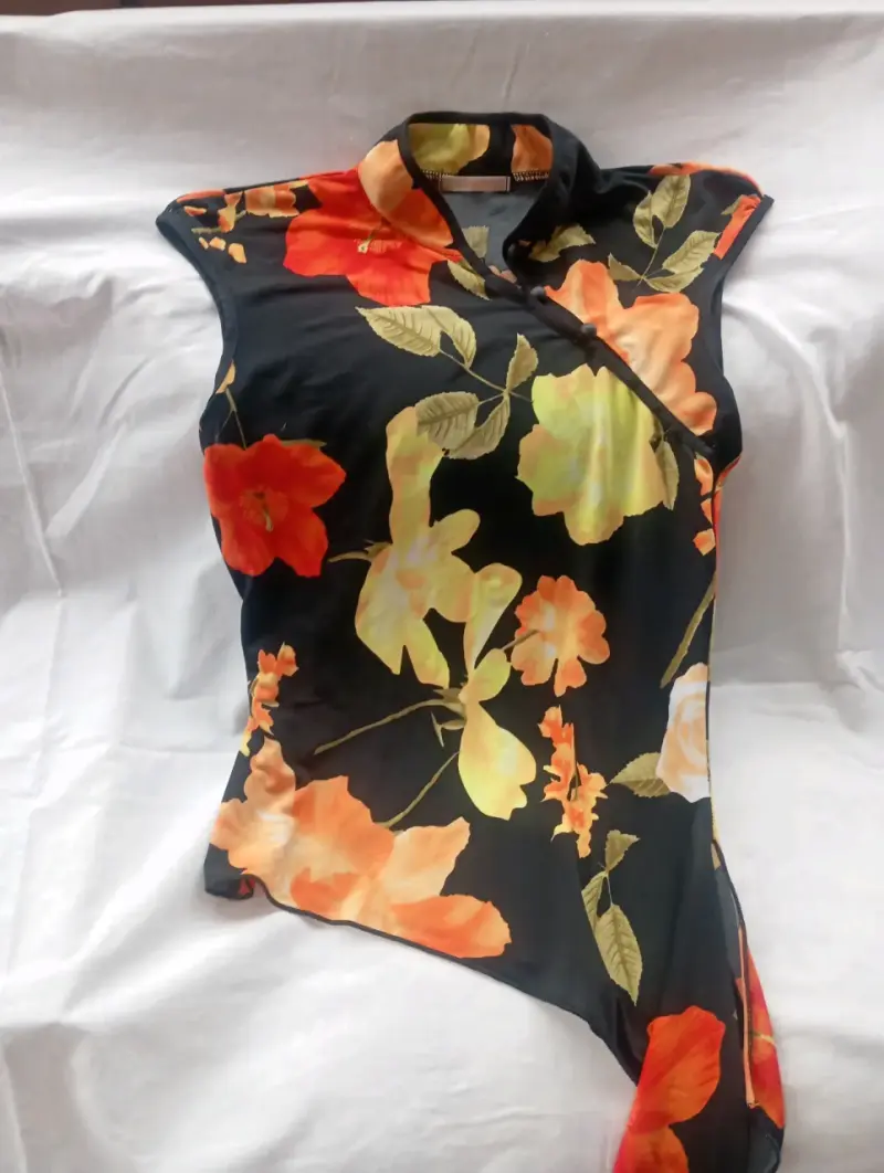 Blusa asimétrica floral para mujer - 2