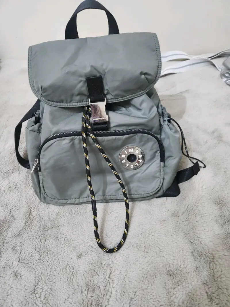 Mochila gris casual con cierre metálico - 1