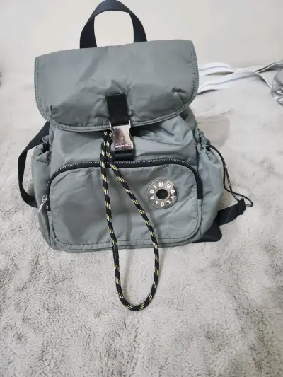 Mochila gris casual con cierre metálico - miniatura 1