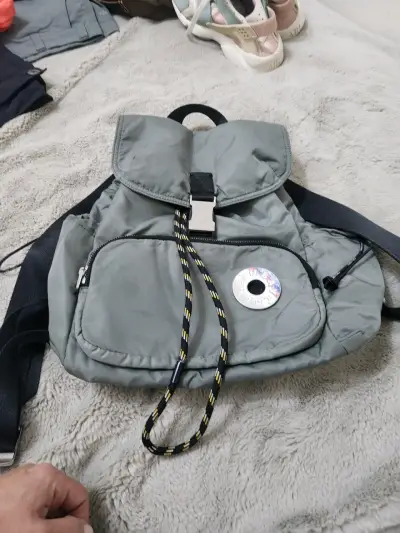 Mochila gris casual con cierre metálico - miniatura 2