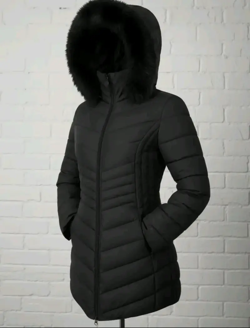 Parca negra de mujer con fur en el gorro. Nueva - 1