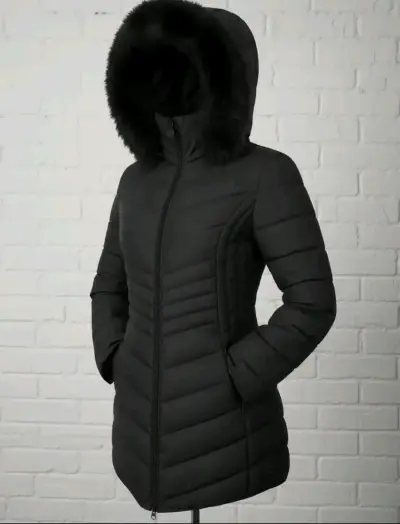 Parca negra de mujer con fur en el gorro. Nueva - miniatura 1