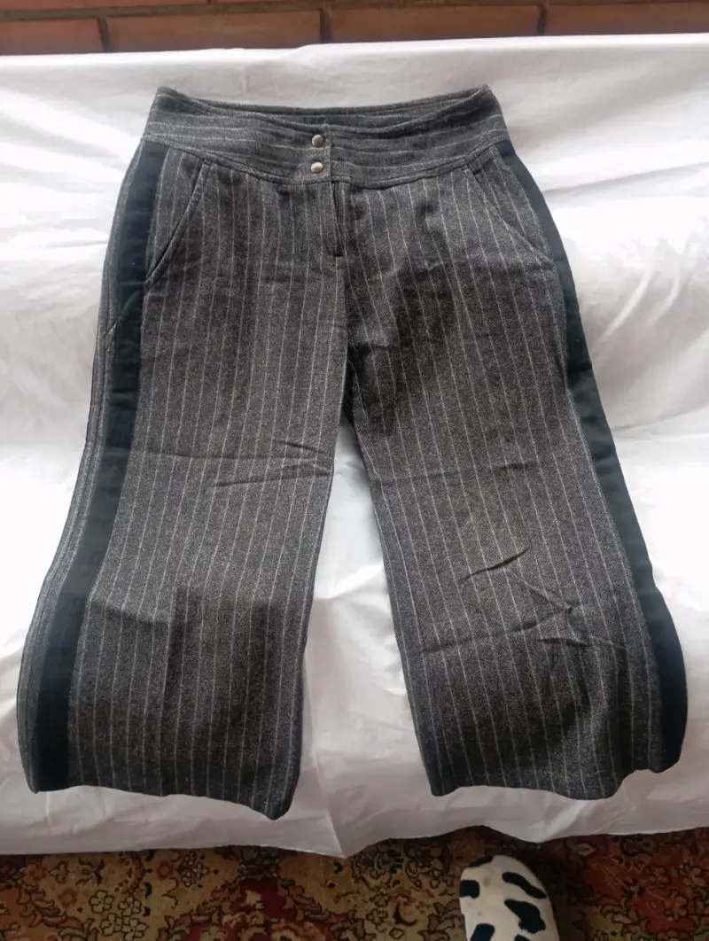 Pantalones tipo palazzo de rayas grises Benetto - 2