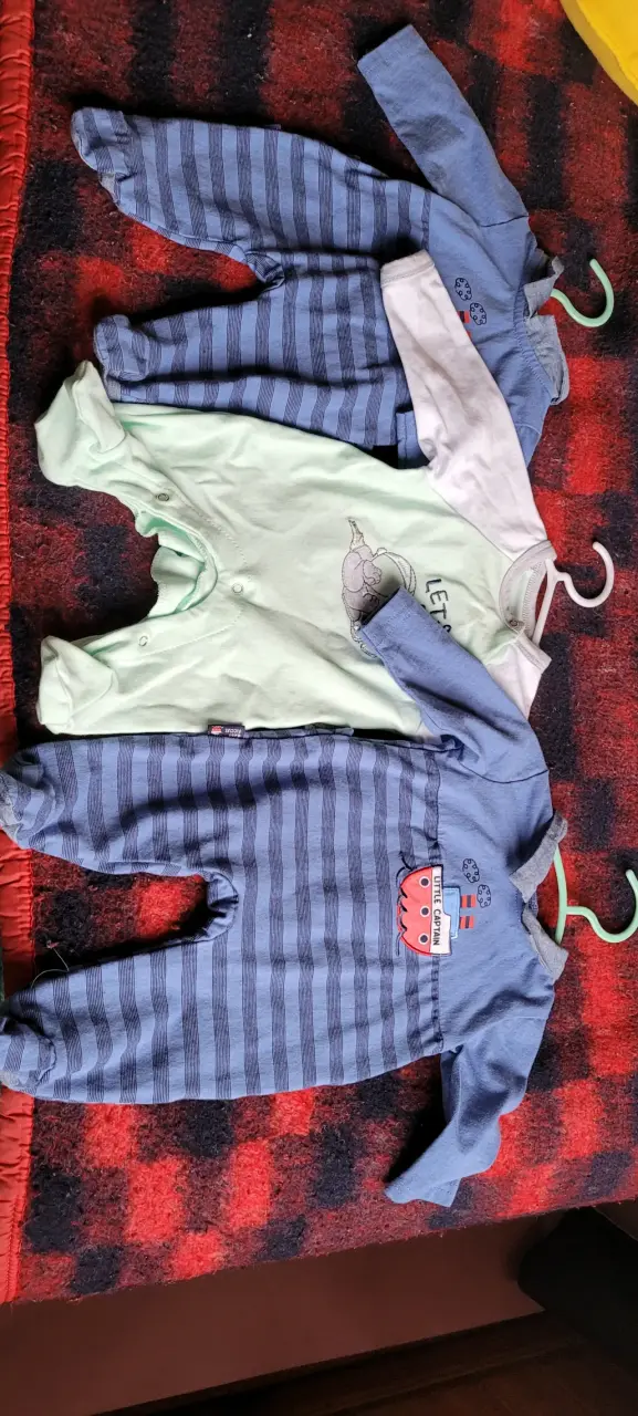 3 pijamas para bebé con diseños variados