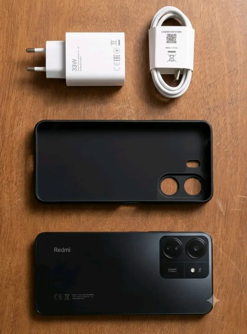 Smartphone Redmi 13C con cargador y funda