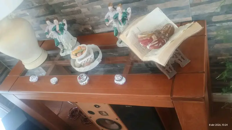 Mesa de madera con vidrio decorativa - 1