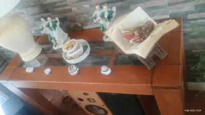 Mesa de madera con vidrio decorativa - miniatura 1