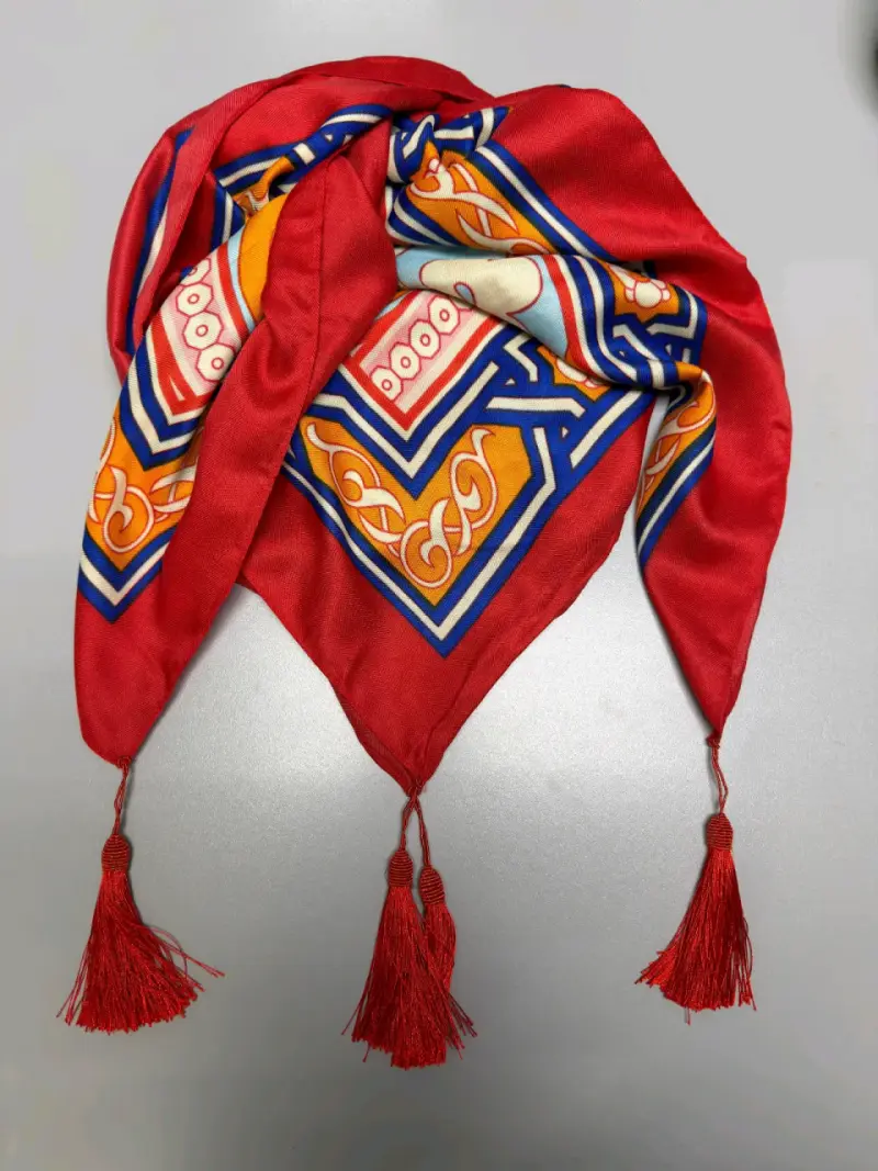 Pañuelo rojo con diseño geométrico y borlas - 1