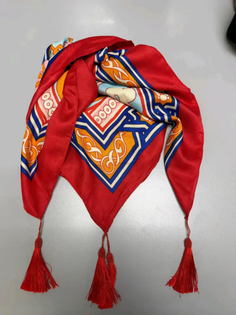 Pañuelo rojo con diseño geométrico y borlas - 2
