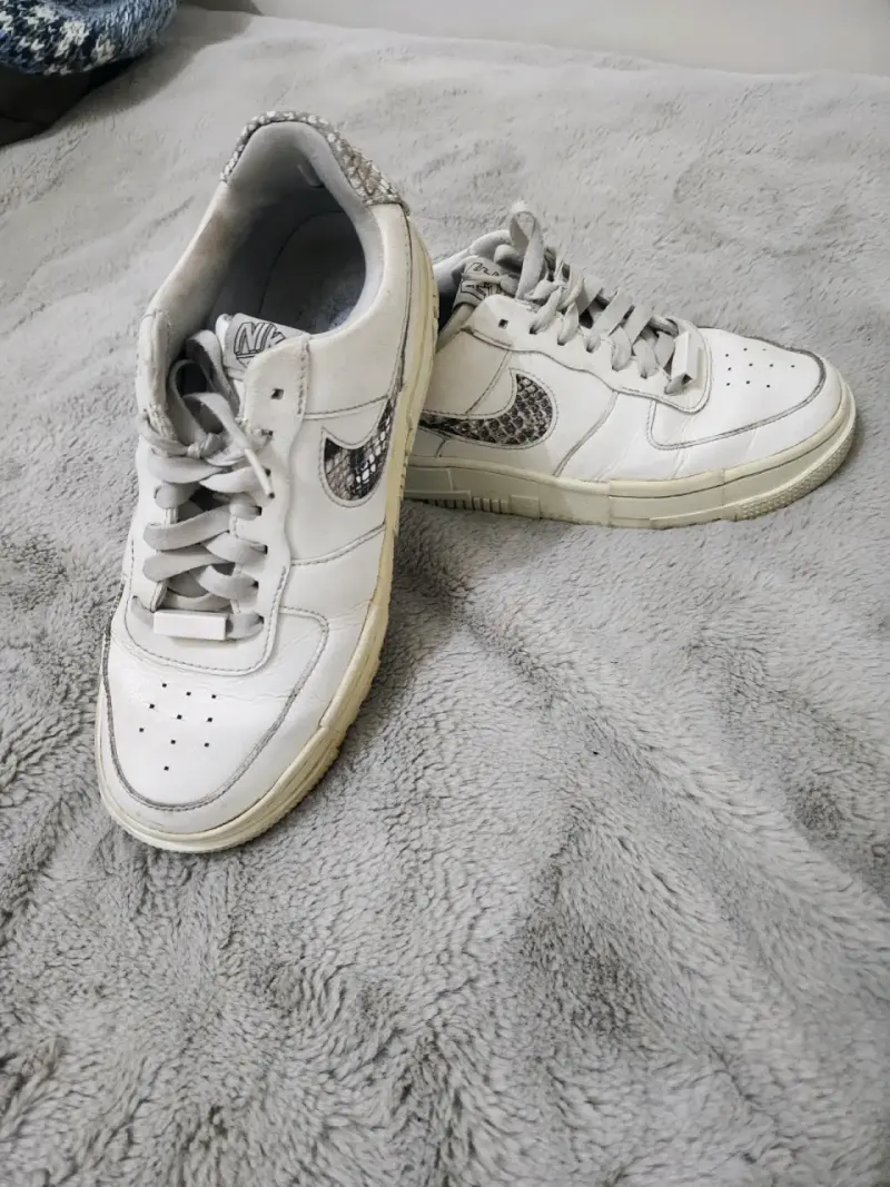 Zapatillas deportivas blancas con detalles de serpiente - 1