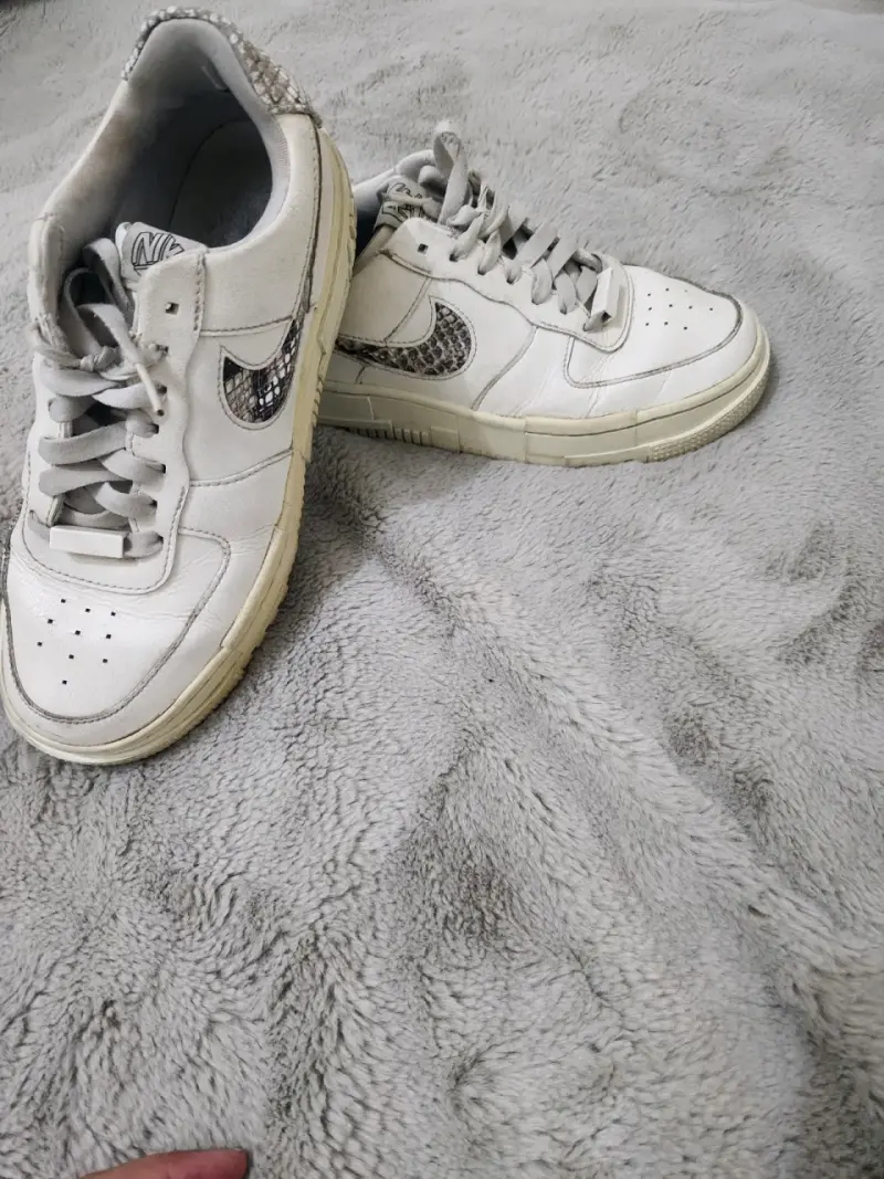 Zapatillas deportivas blancas con detalles de serpiente - 2