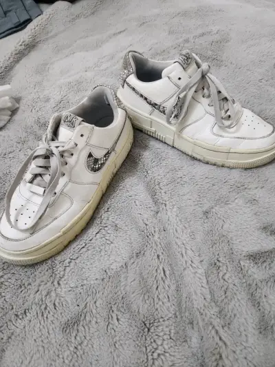 Zapatillas deportivas blancas con detalles de serpiente - miniatura 3