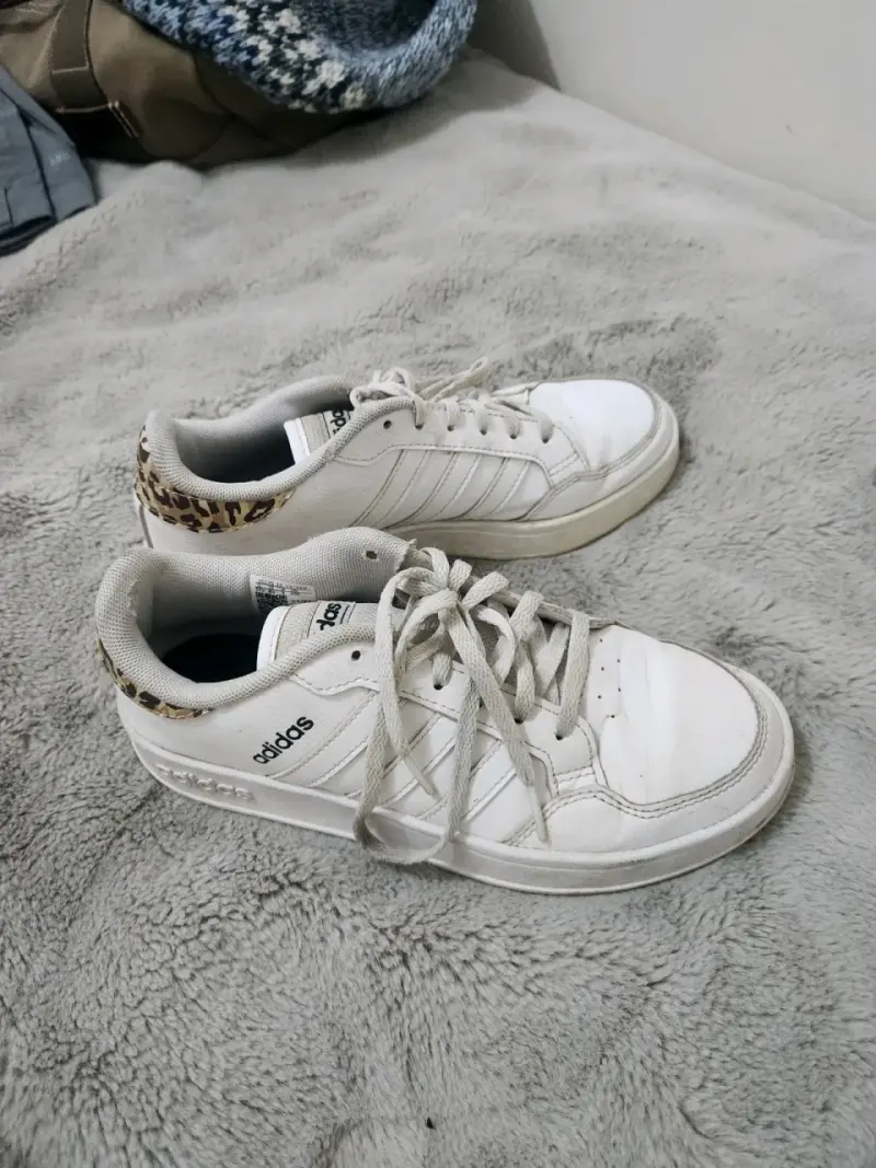 Zapatillas deportivas blancas con detalles de serpiente - 4