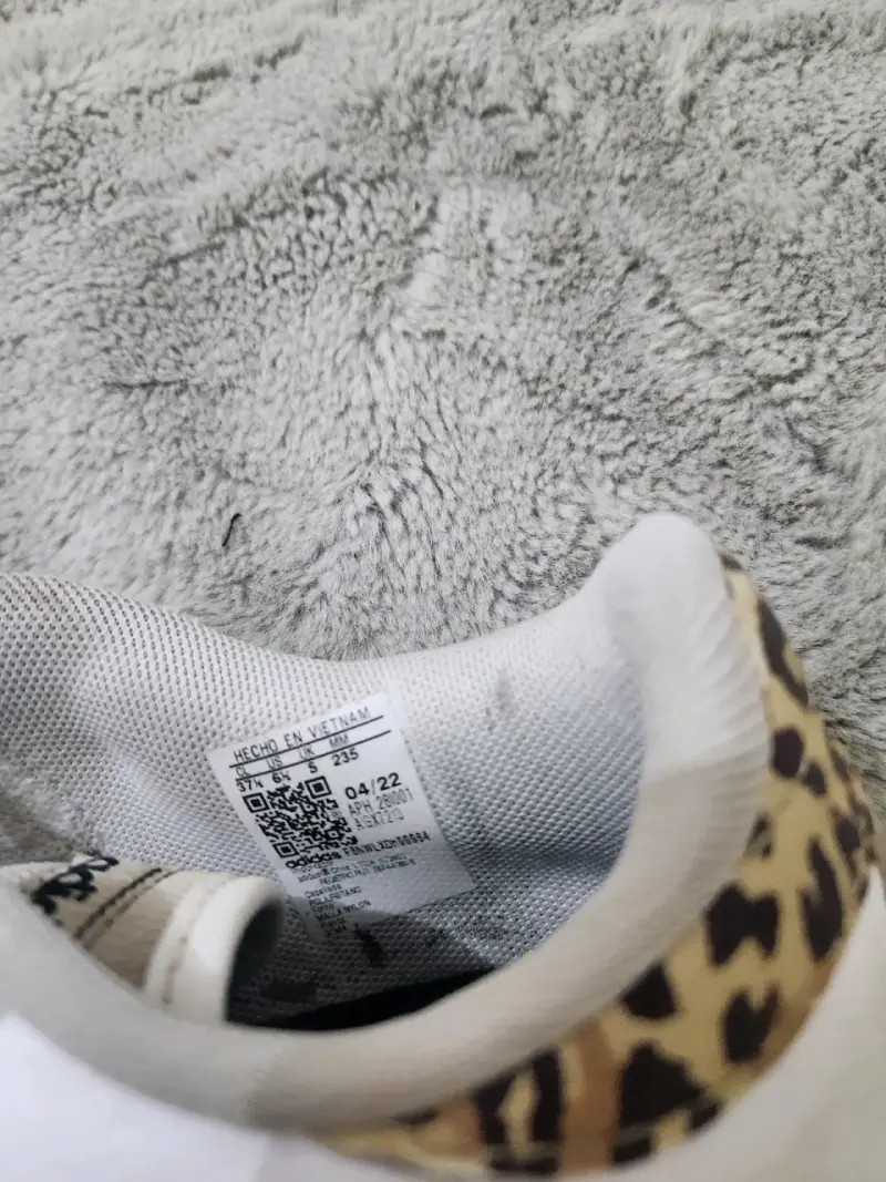 Zapatillas deportivas blancas con detalles de serpiente - 5