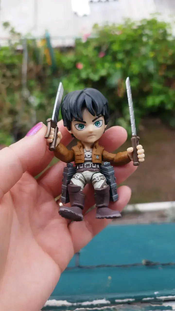 Figura de acción Eren Jaeger con espadas - 1