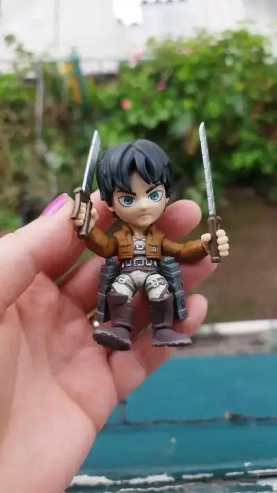 Figura de acción Eren Jaeger con espadas - miniatura 1