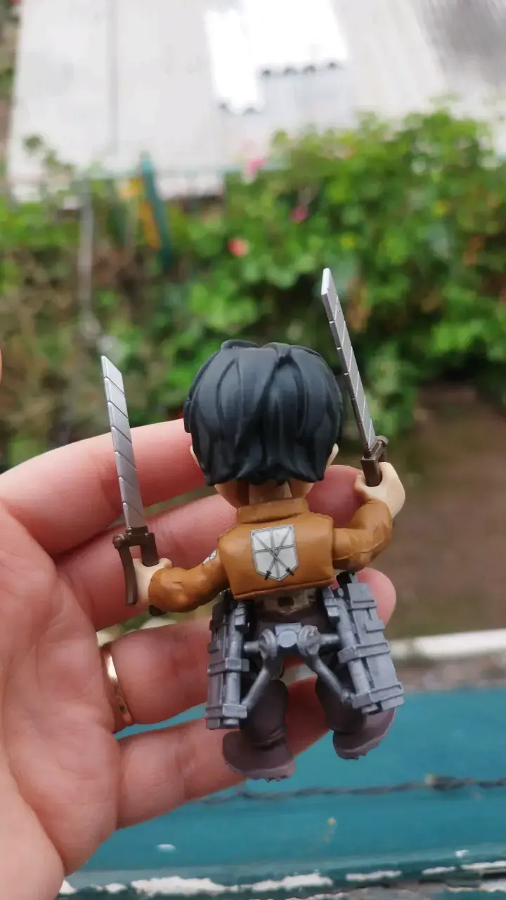 Figura de acción Eren Jaeger con espadas - 2