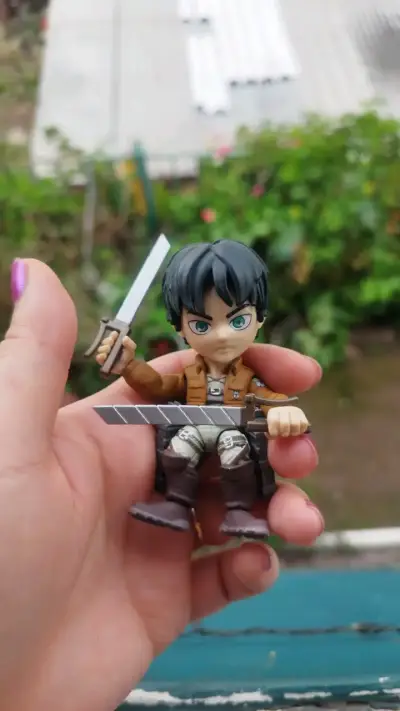 Figura de acción Eren Jaeger con espadas - miniatura 3