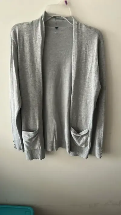 Cardigan gris con bolsillos y botones decorativos - miniatura 1