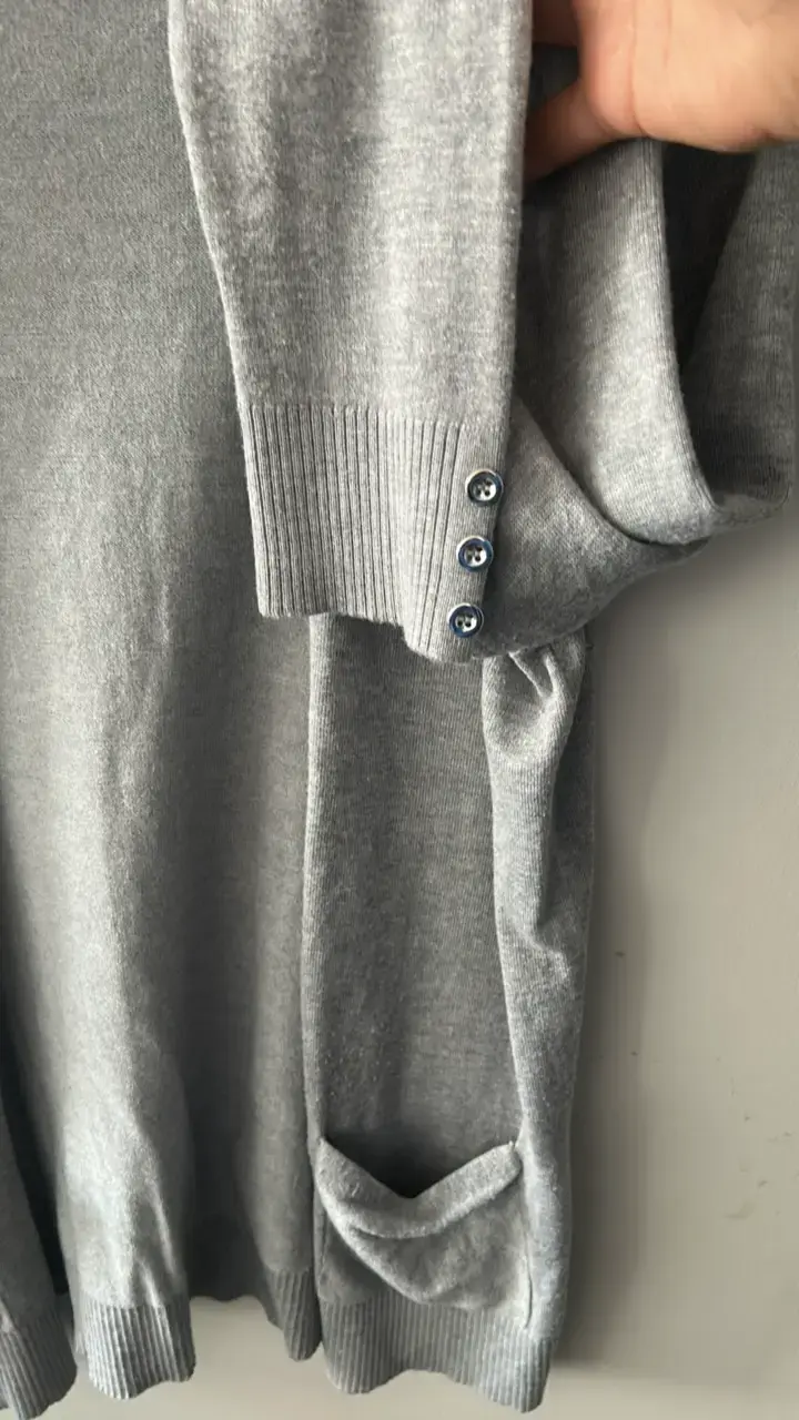 Cardigan gris con bolsillos y botones decorativos - 2
