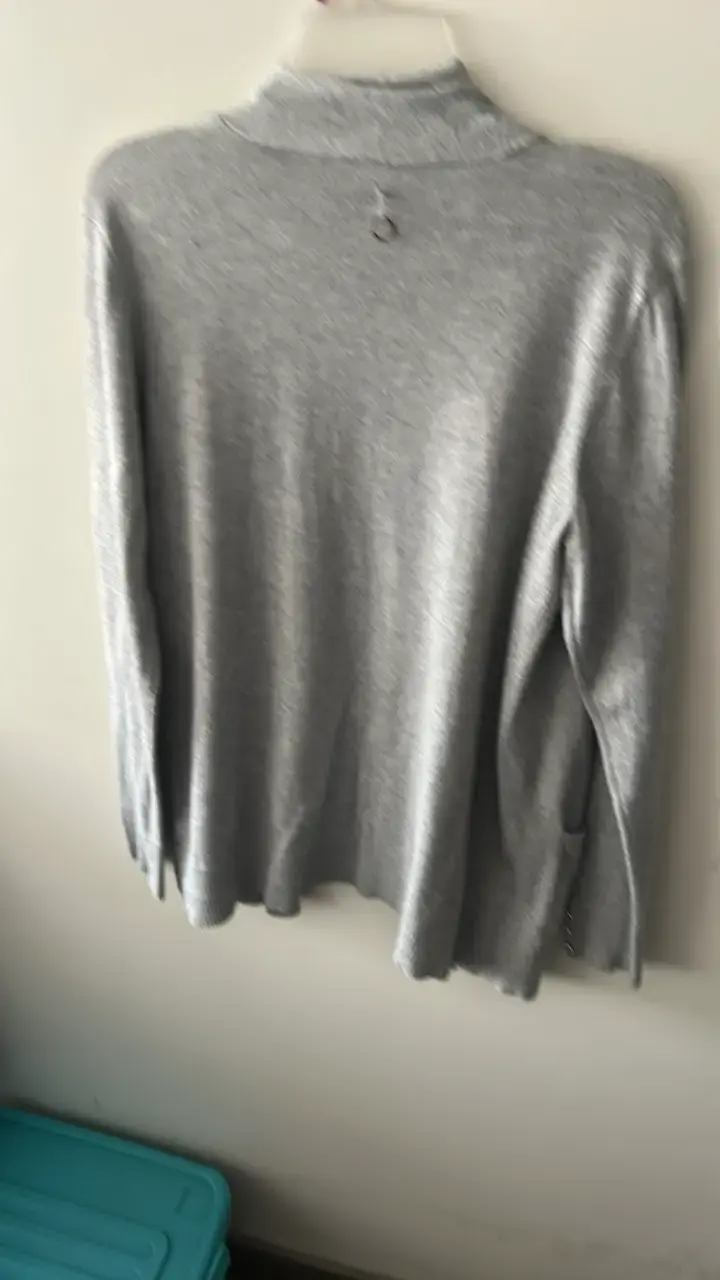 Cardigan gris con bolsillos y botones decorativos - 3