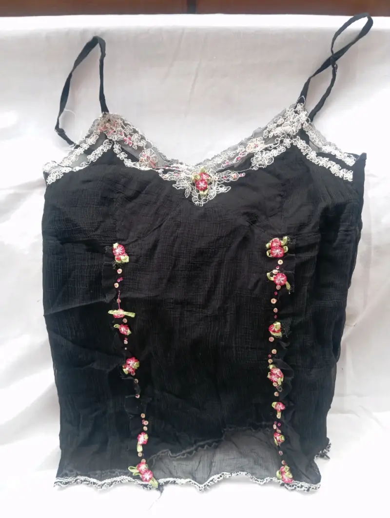 Top negro con gasa y flores bordadas - 1