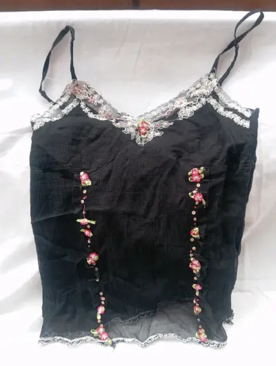 Top negro con gasa y flores bordadas - miniatura 1