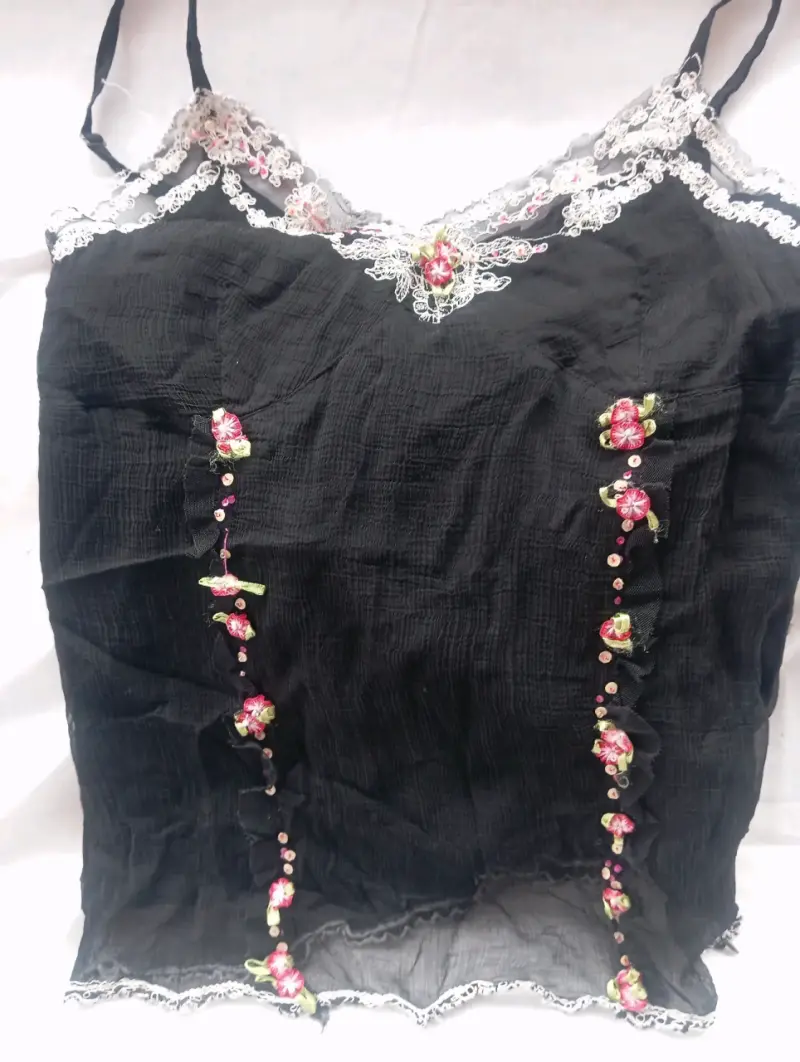 Top negro con gasa y flores bordadas - 2