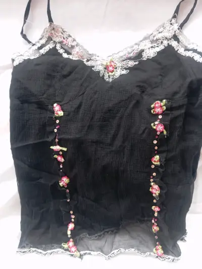 Top negro con gasa y flores bordadas - miniatura 2