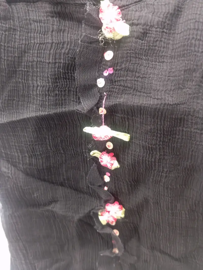 Top negro con gasa y flores bordadas - 3