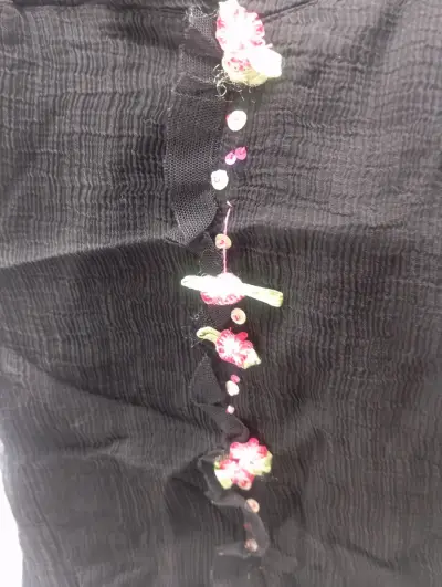 Top negro con gasa y flores bordadas - miniatura 3