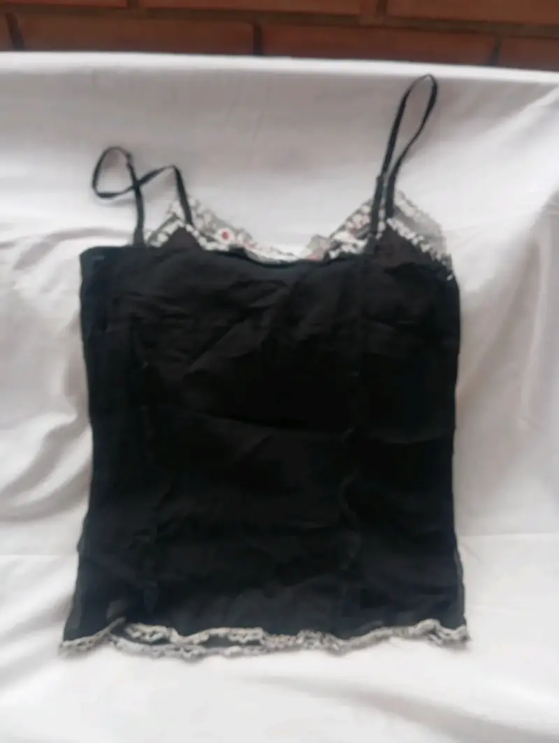 Top negro con gasa y flores bordadas - 4
