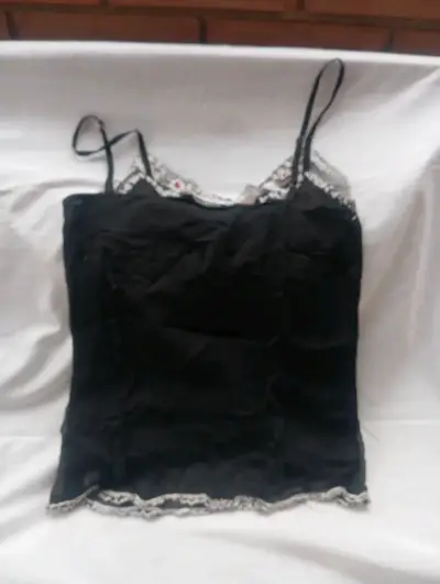 Top negro con gasa y flores bordadas - miniatura 4