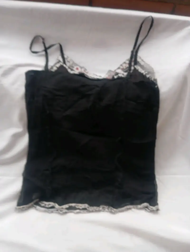 Top negro con gasa y flores bordadas - 5