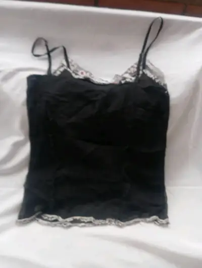 Top negro con gasa y flores bordadas - miniatura 5