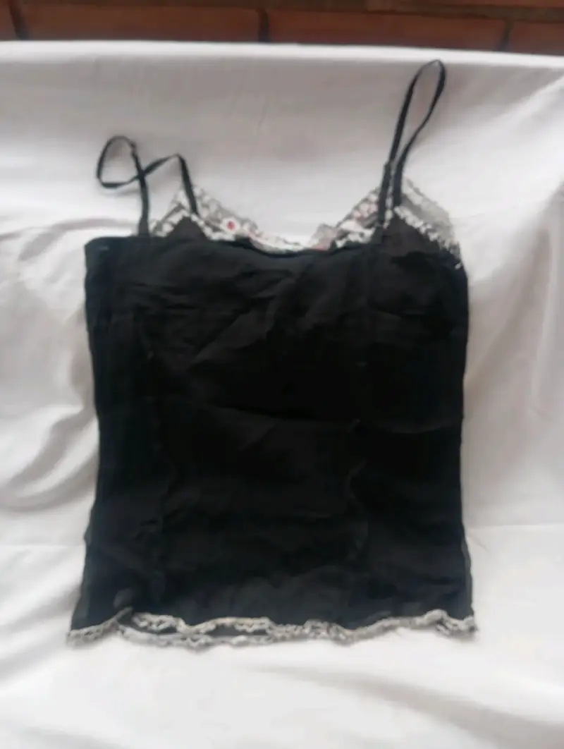 Top negro con gasa y flores bordadas - 6