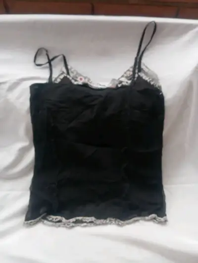 Top negro con gasa y flores bordadas - miniatura 6