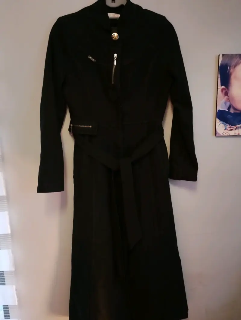 Abrigo negro largo con cinturón