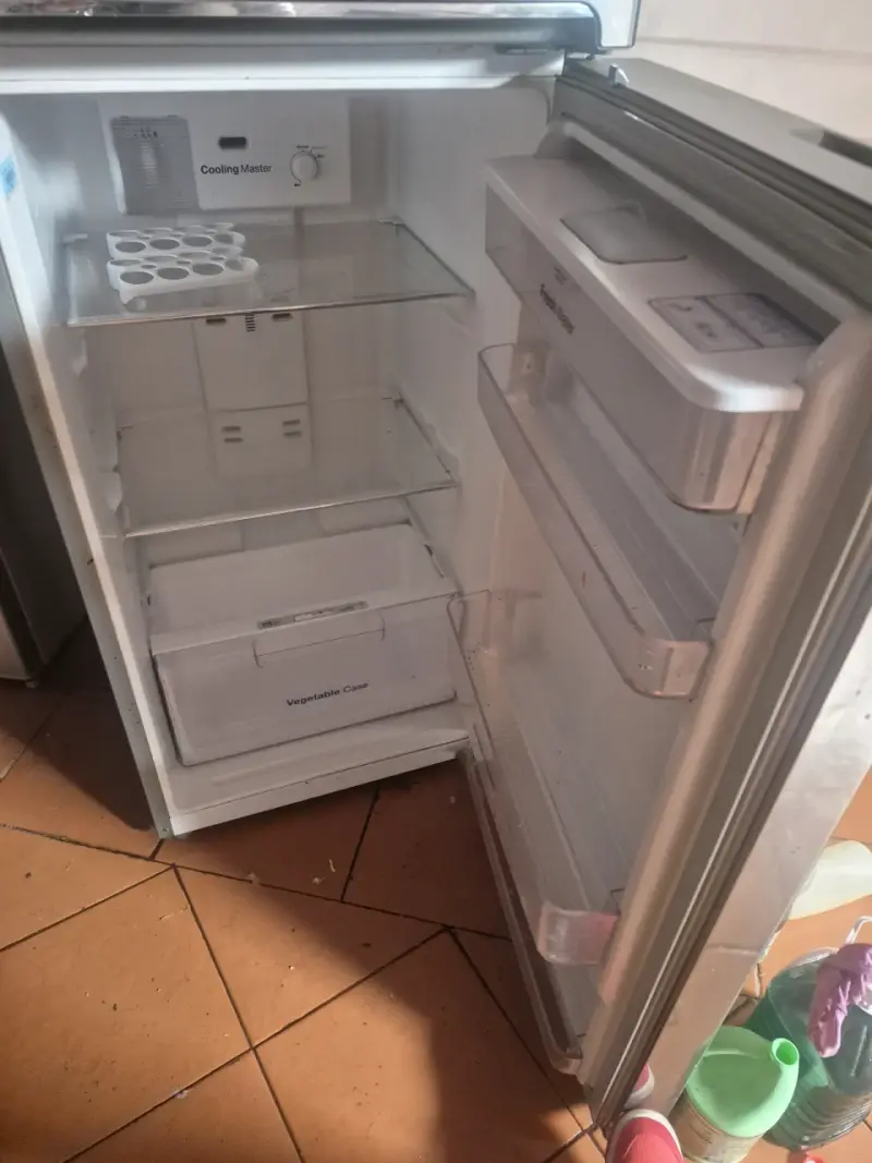 Refrigerador Daewoo de acero inoxidable con dispensador - 5
