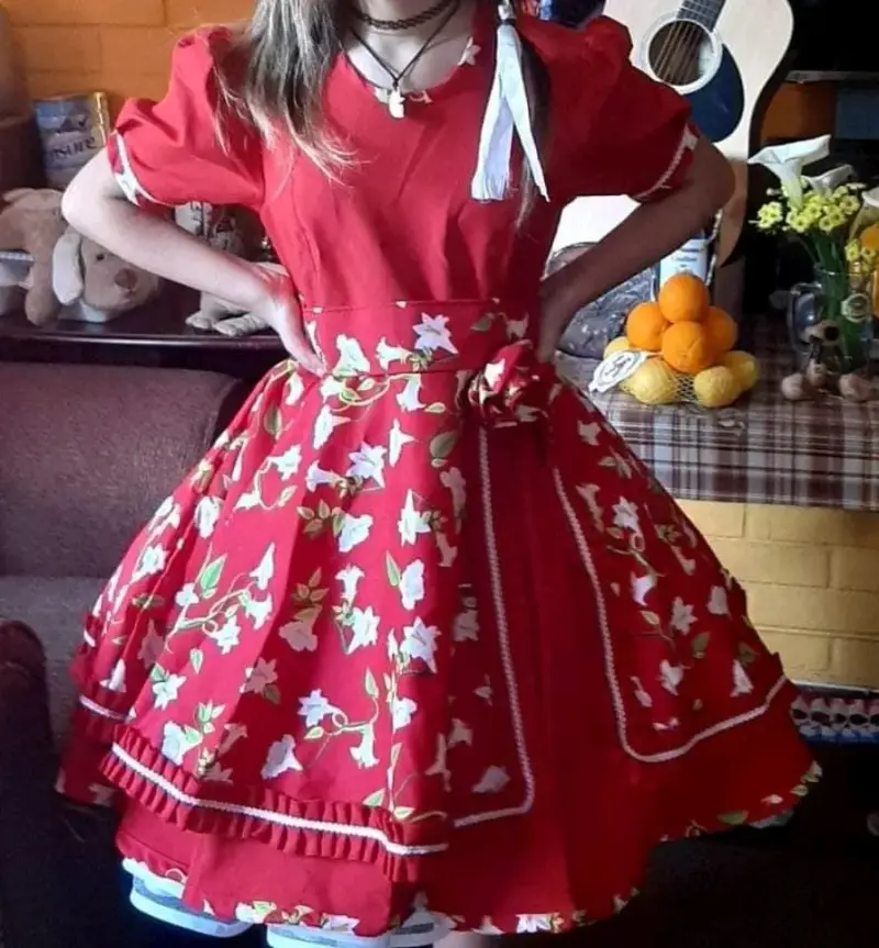 Vestido de huasa rojo con flores