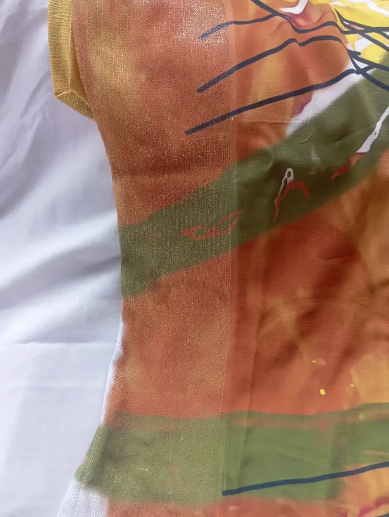 Polera con diseño artístico en tonos cál - 1