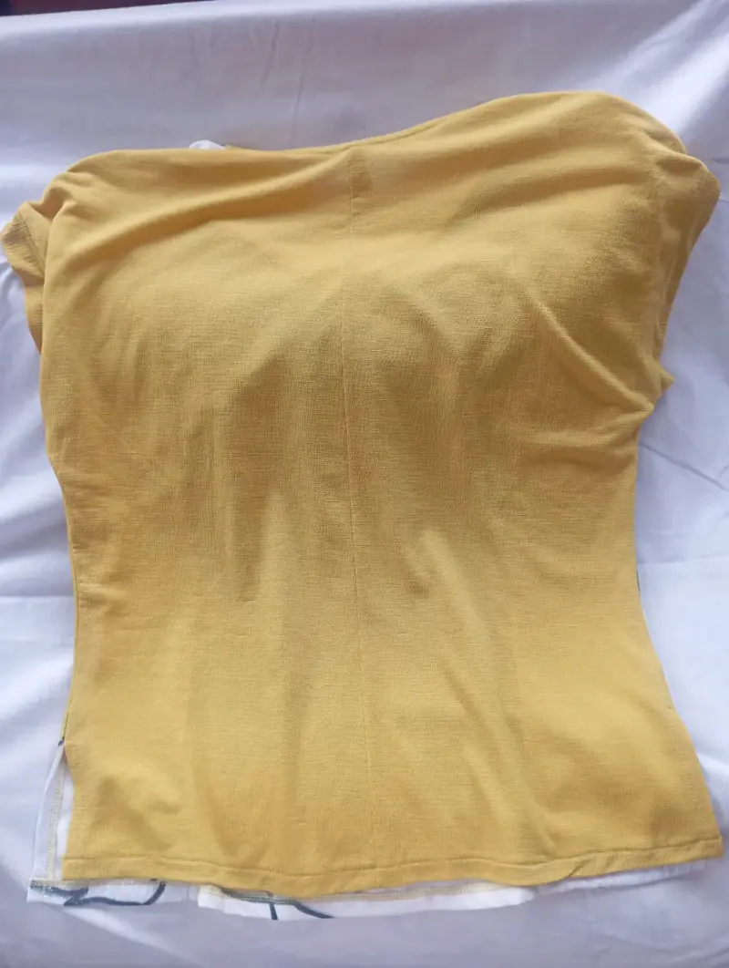 Polera con diseño artístico en tonos cál - 2