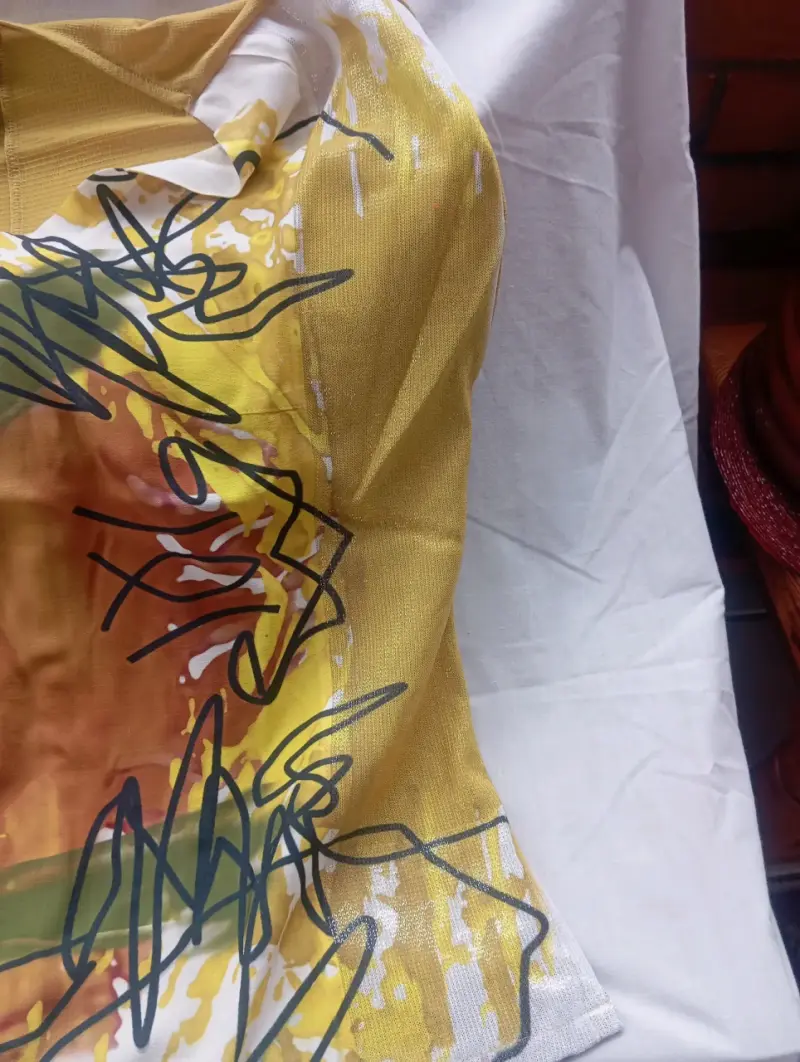 Polera con diseño artístico en tonos cál - 3