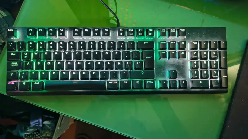 Teclado mecánico Corsair K60 RGB Pro para gaming - 1