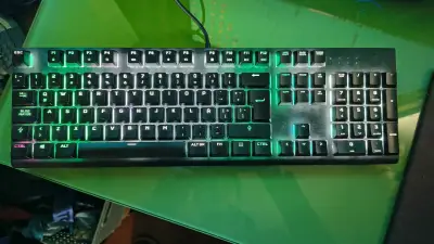 Teclado mecánico Corsair K60 RGB Pro para gaming - miniatura 1