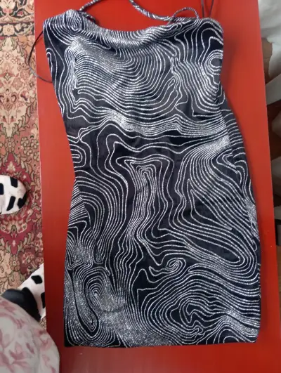 Vestido negro con diseño abstracto - miniatura 1