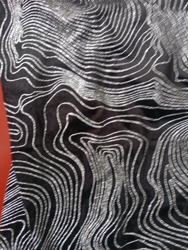 Vestido negro con diseño abstracto - 2