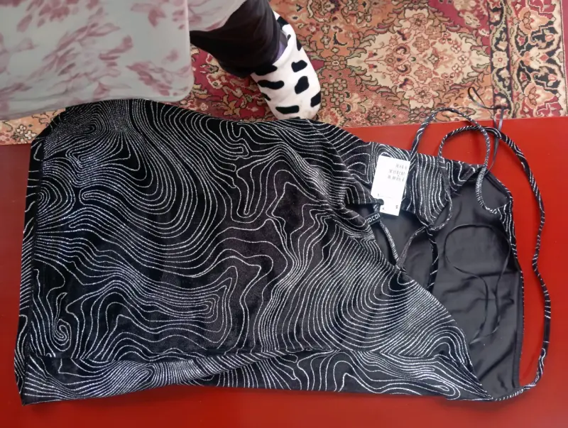 Vestido negro con diseño abstracto - 3