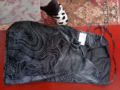 Vestido negro con diseño abstracto - miniatura 3