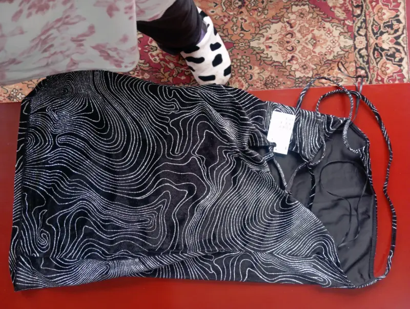 Vestido negro con diseño abstracto - 4